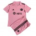 Günstige Inter Miami Babykleidung Heim Fussballtrikot Kinder 2023-24 Kurzarm (+ kurze hosen)